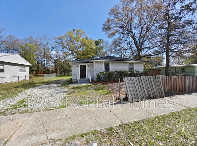 Building Photo - 1067 Huron St