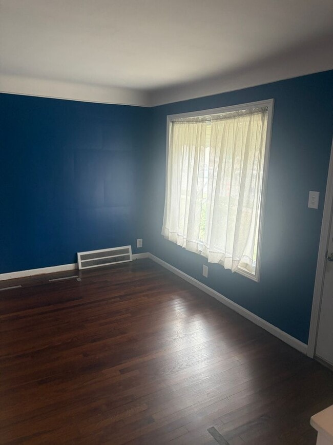 Building Photo - 3 bedroom, 2 bathroom bungalow with basement and 2 car garage on oversized lot