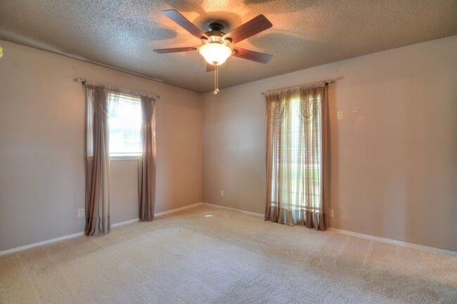 Building Photo - 3 bedroom / 2 bath ranch!