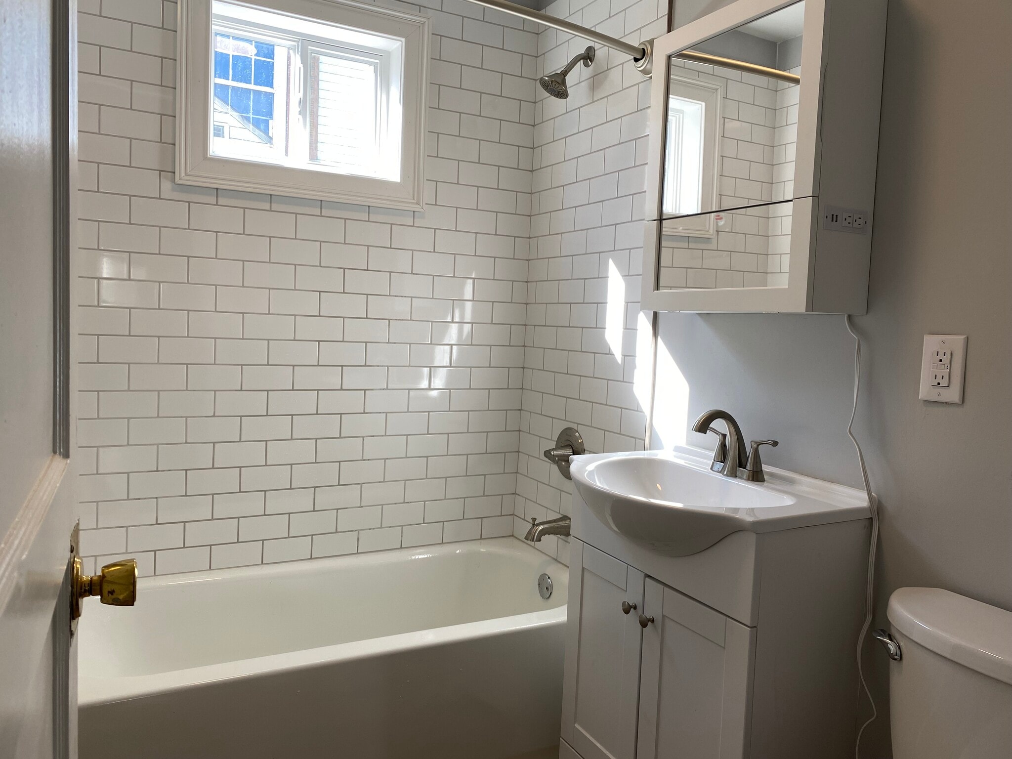 Bath 1 - 209 E Unaka Ave