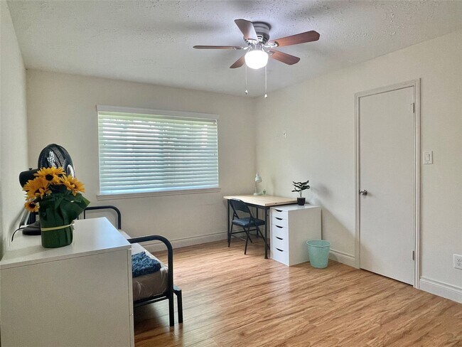 Building Photo - 3023 Sam Houston Dr