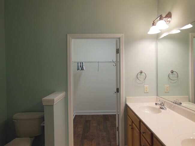 Building Photo - 908 Resort Cir