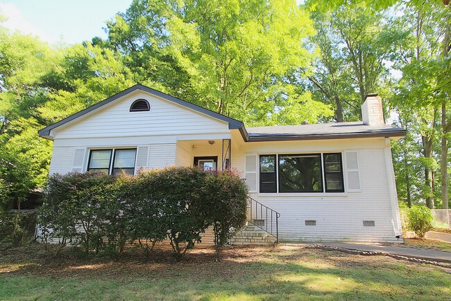 Primary Photo - 2 bedroom Ranch with Fenced in Back Yard!!