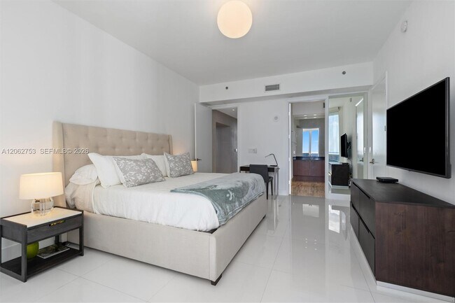 Building Photo - 15811 Collins Ave