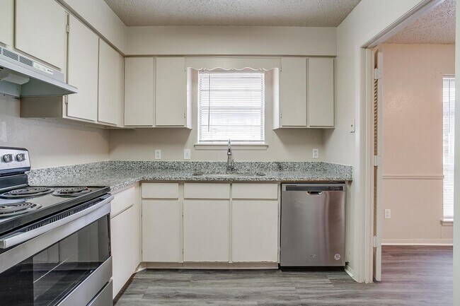 Building Photo - ASK ABOUT OUR HALF OFF FIRST TWO MONTH'S RENT