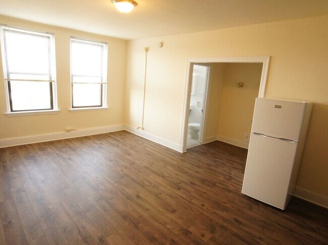 Building Photo - 3335 W Diversey Ave