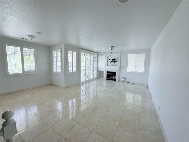 Building Photo - Amazing condominium in gated upscale neigh...
