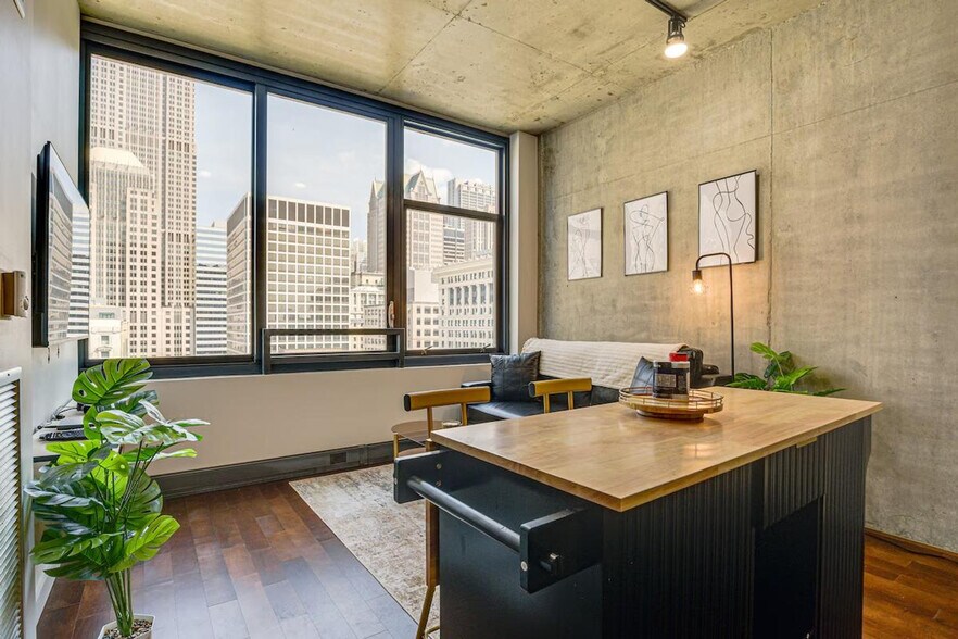 Building Photo - 235 W Van Buren St