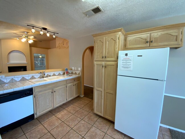 Building Photo - 3 Bedroom Single Story Home Near Unser Blv...