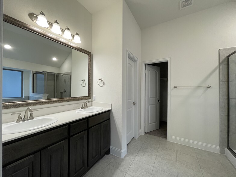 Master bathroom - 3016 Bobcat Dr