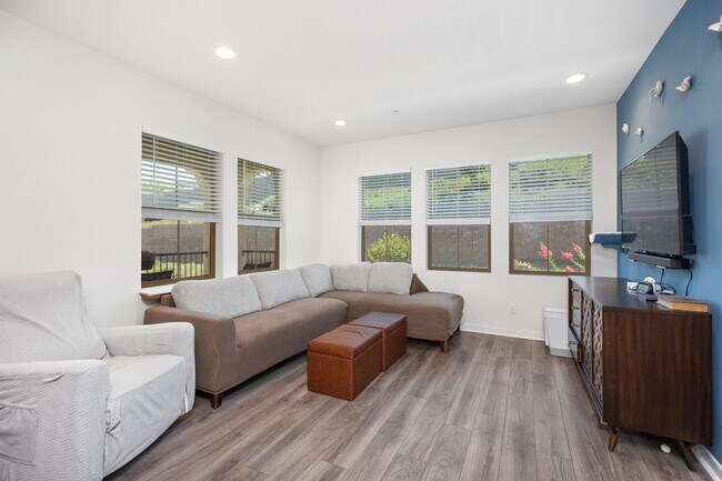 Building Photo - Lake Forest Modern Living