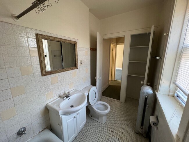 Building Photo - East Albany Park Apts!