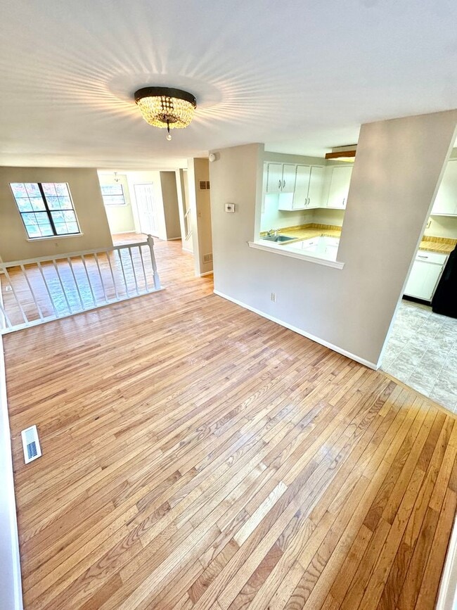 Building Photo - THREE BEDROOM TOWNHOME-PARKLAND SCHOOLS!