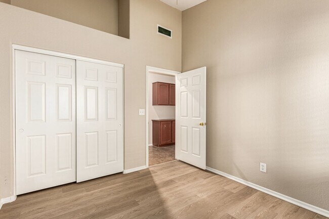 Building Photo - Beautiful 3 bedroom home in Ahwatukee Foothills with sparkling pool!