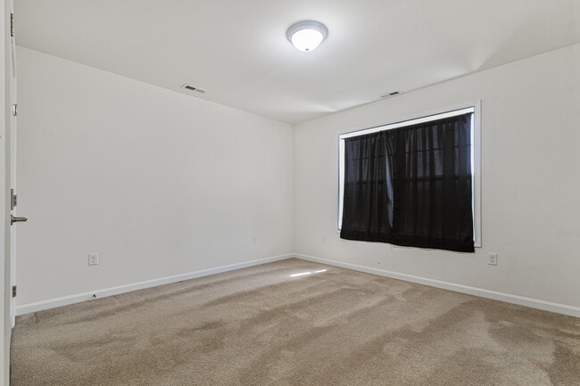 Building Photo - 164 River Cliff Cir