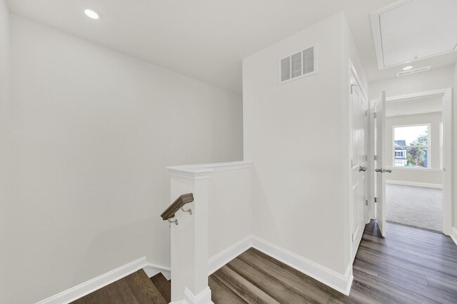 Building Photo - Gorgeous Townhome in Belmont!