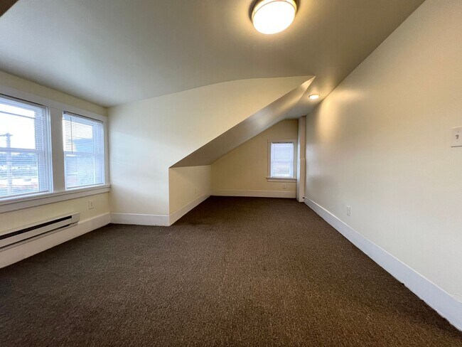 Building Photo - 3 / 4 Bedroom , 2 full Baths Apartment in ...