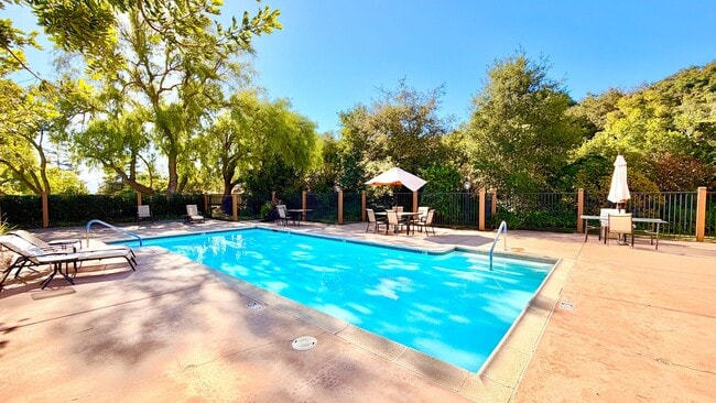 Building Photo - Beautifully Updated & Remodeled Townhome o...