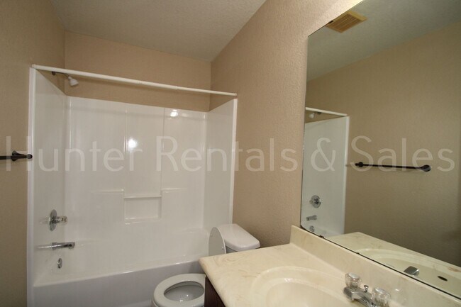 Building Photo - Spacious Duplex!