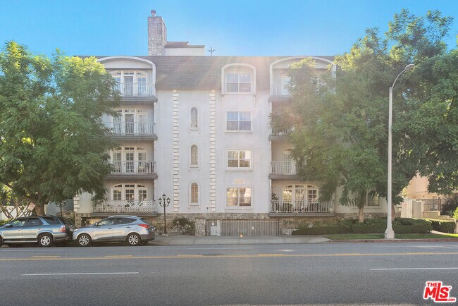 Building Photo - 2025 S Beverly Glen Blvd