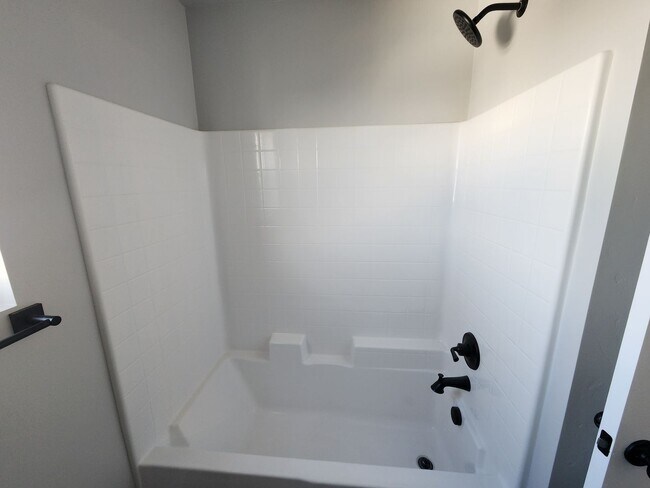 Building Photo - Brand New 5 Bedroom