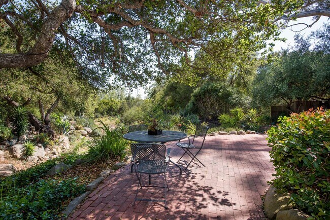 Building Photo - Located in the MUS - Unfurnished Serene El Bosque Home Available November