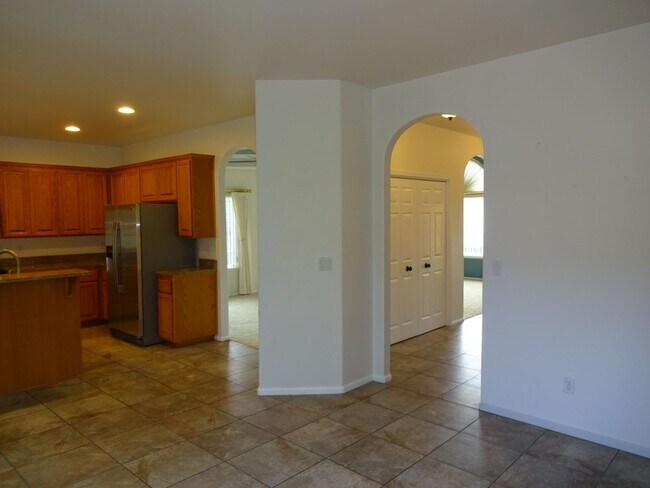 Building Photo - Charming 3 Bed, 2 Bath Home in Satna Clara