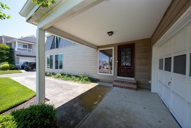 Building Photo - 3201 Bayland Dr