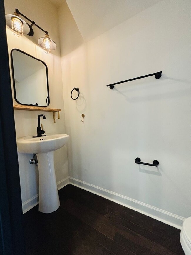 Building Photo - 3-4 Bedroom, 3.5 Bath Townhouse