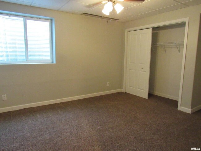 Building Photo - 405 E Palace Row