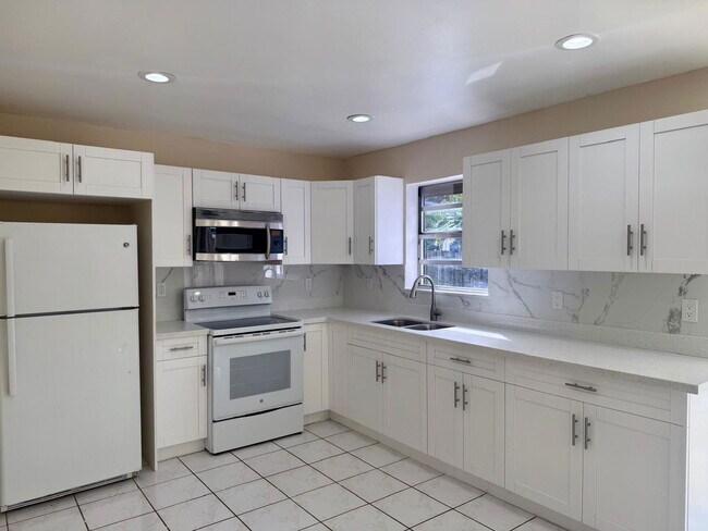 Building Photo - Southwest 133rd Place, Homestead, FL 33032 - 4 BR 3 BA single-family home