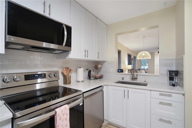 Building Photo - 6245 SW 47th Manor