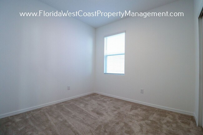 Building Photo - OUTSTANDING 3 BEDROOM/2 BATH IN EAVE'S BEND/ARTISAN LAKES PALMETTO! SEMI FANCED YARD!