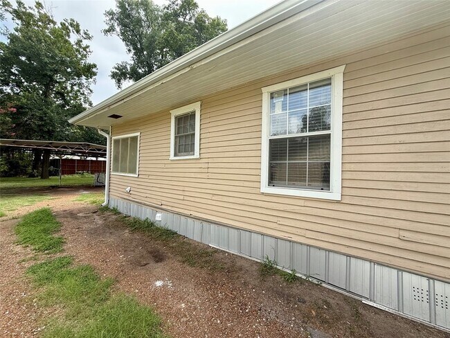 Building Photo - 417 Putman St