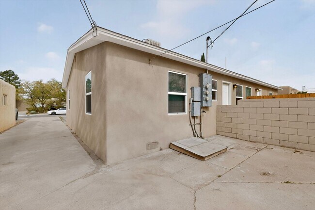 Building Photo - 714-714 Madison St NE