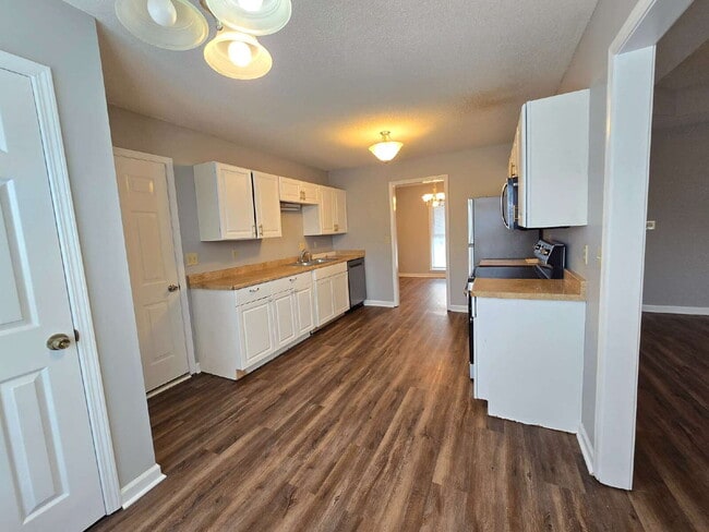 Building Photo - 1729 Crestview Dr