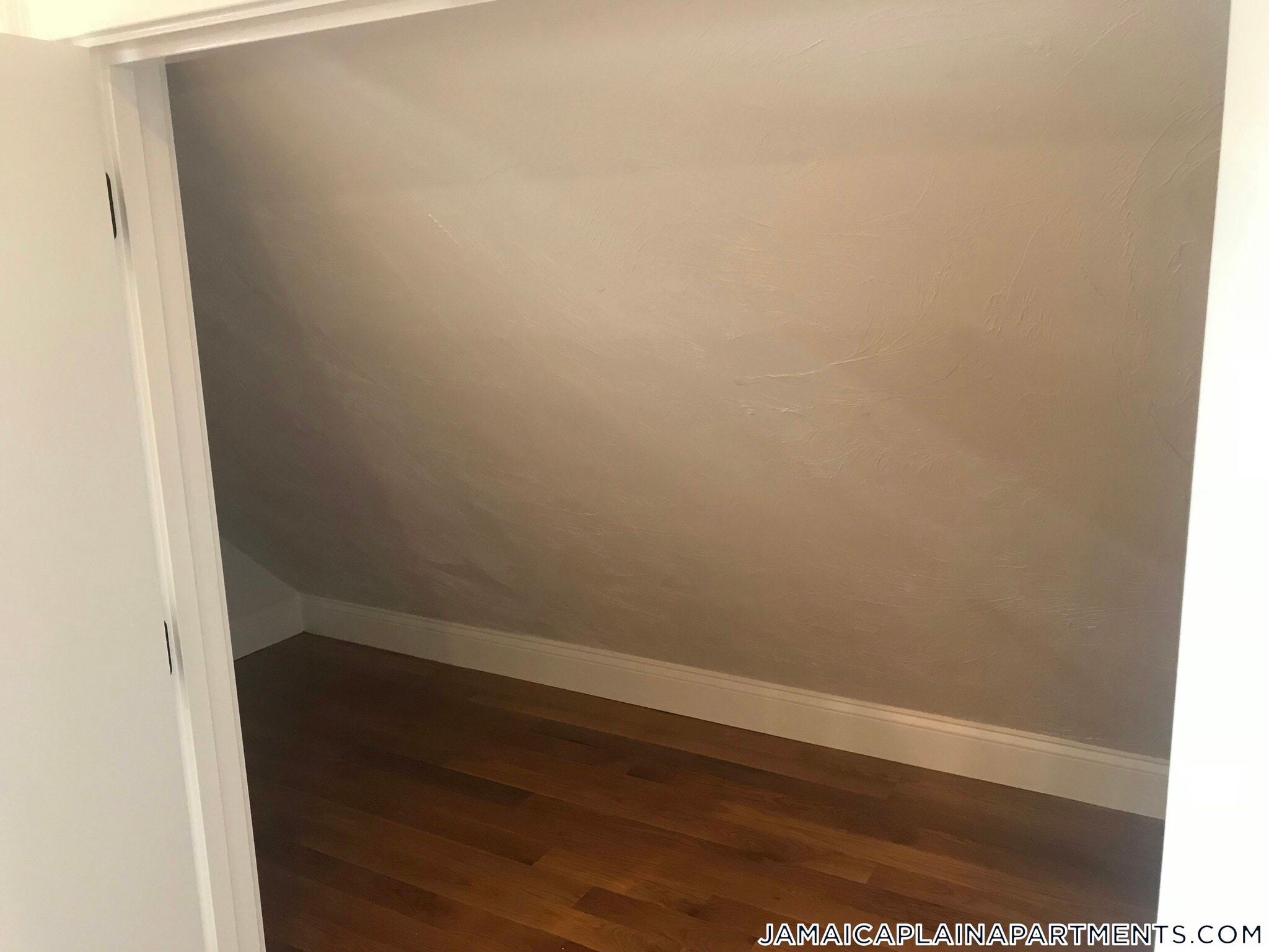 Building Photo - 9-11 Woodside Ave.