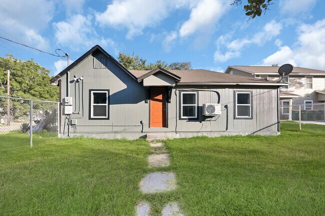 Building Photo - Newley remodeled 2 bedroom