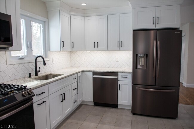 Building Photo - 711 Brooklyn Ave