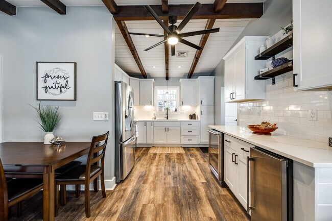 Building Photo - Beautiful Short term 2 bedroom 2 bath full...