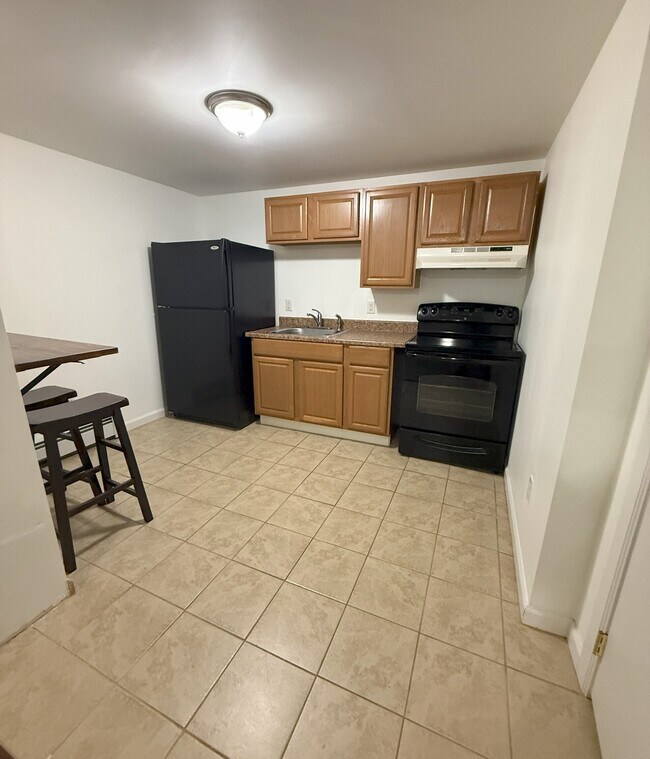 Building Photo - 6 Wells Farm Dr