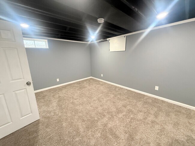 Building Photo - Spacious Modern 4 bedroom, 1 Full Ba, 2 Half bath