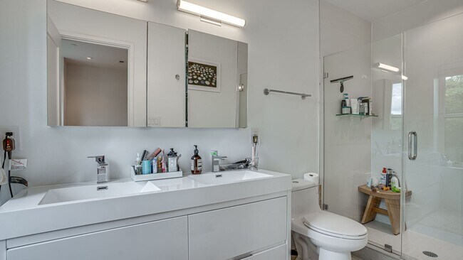 Building Photo - Luxurious Living in NW DC!