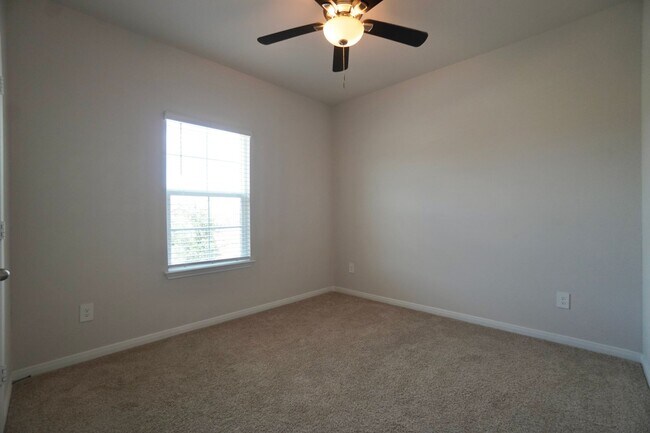 Building Photo - 115 Bethpage Dr