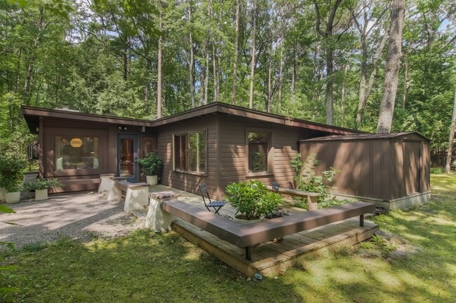 Building Photo - 2 Bedroom Extended Stay in Williamsburg with Low Off-Season Rates!