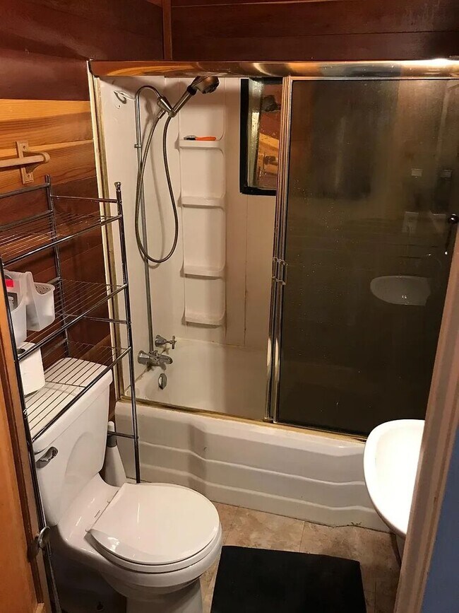 Building Photo - SHORT TERM RENTAL: Spacious 5+ Bedroom Home on the Hill! Available Now-July 24th 2026.