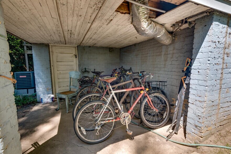 Building Photo - 903 Clarendon St