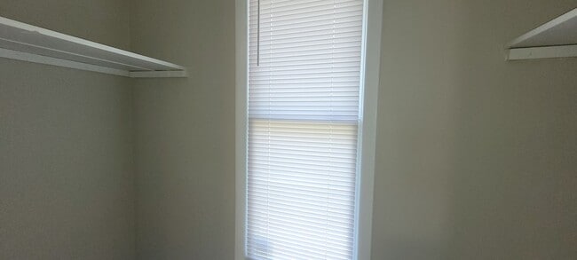 Building Photo - Clean 3 bedrooms, 2 baths, single garage w/remote control, and fenced yard!!