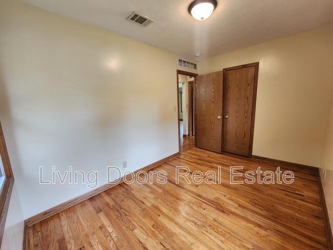 Building Photo - 317 S 47th St