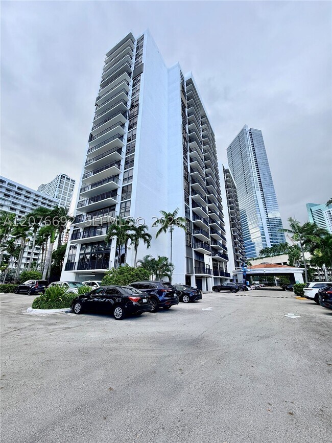 Building Photo - 1450 Brickell Bay Dr